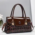 Sac à main en cuir verni marron à motif léopard avec breloques coquillages dorées - Café