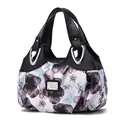 Bolso de mano para mujer en cuero negro y estampado floral con detalles plateados - Negro / Flor Púrpura
