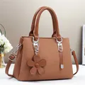 Sac à main tissé marron classique avec pendentif fleur et bandoulière réglable - Jaune Terre