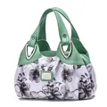 Bolso blanco con estampado floral, asas verde claro y placa metálica con logotipo - Verde / Lirio