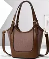 Détail des coutures contrastées et de la texture tissée sur un grand sac seau en cuir - 16x11x21 / Café