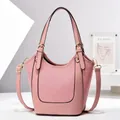 Sac seau rose bicolore avec texture tissée en cuir et accessoires dorés élégants - 16x11x21 / Rose