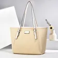 Detail van geweven beige draagtas met Fashion lederen patch en gouden gespen - Off-wit