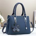 Sac à main bleu marine texturé avec breloque fleur et bandoulière amovible devant - Bleu