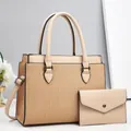 Zweiteiliges beiges Shopper-Set mit vertikalem Plissee-Muster und passender Clutch-Tasche - Khaki