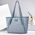 Stijlvolle lichtblauwe denim shopper voor dames met gouden gespen en grote inhoud - Blauw