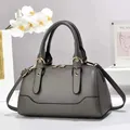 Borsa Boston in pelle grigio scuro con dettagli dorati e tracolla rimovibile da donna - L26cmxP13cmxH15cm / Grigio