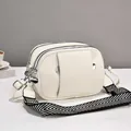 Sac bandoulière beige à trois compartiments avec sangle géométrique sur fond blanc - Blanc Cassé