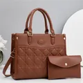 Détail du cabas marron en similicuir matelassé et pochette assortie avec boucles dorées - 28x11x22cm (Poignée 13cm) / Jaune Terre