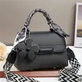 Sac à main élégant en cuir noir avec foulard en soie et large bandoulière géométrique - Noir
