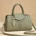 Sac à main Boston vert olive embossé avec texture litchi et pendentif perle - Vert