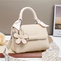 Sac à main élégant en toile et cuir crème avec pendentif floral et décoration foulard - Abricot