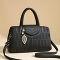 Sac à main Boston en cuir gaufré noir avec pendentif feuille et bandoulière réglable - Noir