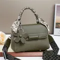Borsa a mano verde scuro in pelle e tessuto con ciondolo a fiore e tracolla - Verde