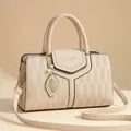 Sac Boston beige chic en cuir gaufré avec pendentif feuille dorée et texture douce raffinée - Kaki