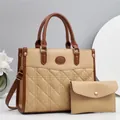 Détail d'un ensemble de sacs beige et marron avec coutures et garnitures dorées - 28x11x22cm (Poignée 13cm) / Khaki