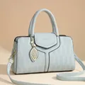 Sac Boston bleu clair gaufré avec texture grainée et pendentif feuille - Bleu