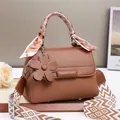 Borsa a tracolla marrone intrecciata con ciondolo a fiore e tracolla geometrica - Giallo Terra