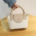 Sac bandoulière minimaliste en beige avec texture litchi et détails dorés élégants - Blanc Cassé