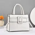 Dettaglio borsa bianca con trama a coccodrillo, manico e fibbia dorata regolabile - 28cmx11cmx21cm / Bianco