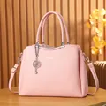 Sac à main rose pour femme en cuir grainé avec bandoulière et détails argentés - Rose