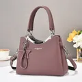 Elegante bolso de mano rosa viejo con colgante de estrella y asas en un ambiente chic - Morado