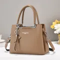 Détail du sac bandoulière en cuir kaki avec pendentif étoile et garniture de chaîne - Khaki