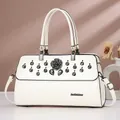 Elegante weiße Lackleder-Handtasche mit Blumen-Strass-Dekor und Schulterriemen - Gebrochenes Weiß