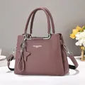 Sac à main violet clair en cuir grainé avec détails argentés et pendentif étoile - Violet