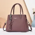 Elegante bolso de cuero púrpura con correa ajustable y colgante de estrella con borla - Morado