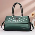 Dunkelgrüne Lackleder-Handtasche mit Strassbesatz und Blumen-Verschluss - Grün