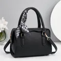 Minimalistische schwarze geprägte Boston-Tasche mit Seidenschal-Griff und Gold-Hardware - Schwarz
