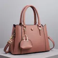 Altrosa Handtasche mit Litschi-Textur, Doppelgriffen und goldfarbenen Beschlägen - Altrosa