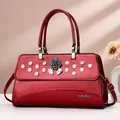 Rote Lacklederhandtasche mit schwarzer 3D-Rose und funkelnden Strasssteinen - Rot