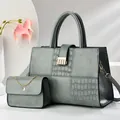 Dettaglio del set di borse grigio-verde con motivo a coccodrillo e hardware dorato - Verde