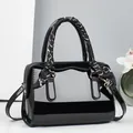 Glänzende schwarze Lackleder-Tasche mit Seidenschal-Dekor und goldener Kette am Griff - Schwarz