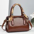 Elegante borsa a mano da donna in pelle goffrata marrone scuro con sciarpa di seta decorativa - Motivo Geometrico (-8#) / Marrone