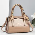 Détail du sac polochon beige à motif crocodile avec foulard en soie et bandoulière - Kaki