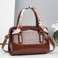 Sac à main marron brillant à motif crocodile avec foulard en soie et bandoulière - Marron