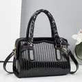 Elegante borsa a mano in ecopelle nera goffrata con manico a foulard e dettagli dorati - Motivo Geometrico (-8#) / Nero