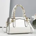 Sac à main blanc motif crocodile avec foulard en soie et bandoulière réglable - Blanc