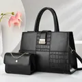 Set di borse nere con stampa a coccodrillo, catena dorata e decorazioni floreali eleganti - Nero
