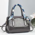Sac polochon en cuir verni gris avec motif crocodile et poignée décorée d'un foulard - Gris