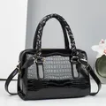 Sac à main noir brillant motif crocodile avec foulard en soie et détails dorés - Noir