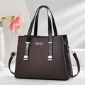 Dunkelbraune Handtasche für Damen mit Plissee-Struktur, Silberlogo und Schultergurt - Braun