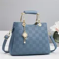 Borsa a mano blu con goffratura a scacchi, dettagli dorati e tracolla rimovibile - 26x12x20cm / Blu