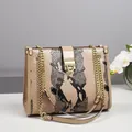 Detail der Schlangenmuster-Textur auf beiger Kunstledertasche mit goldener Kette - Khaki