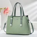 Salbeigrüne Plissee-Handtasche mit MUWK-Logo, Doppelgriffen und verstellbarem Schultergurt - Grün