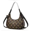Détail du sac hobo avec monogramme vintage, ferrures dorées et double bandoulière - 26x9x23cm / Café