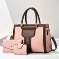 Detail van de roze handtas set met lederen textuur inclusief portemonnee en houder - Roze